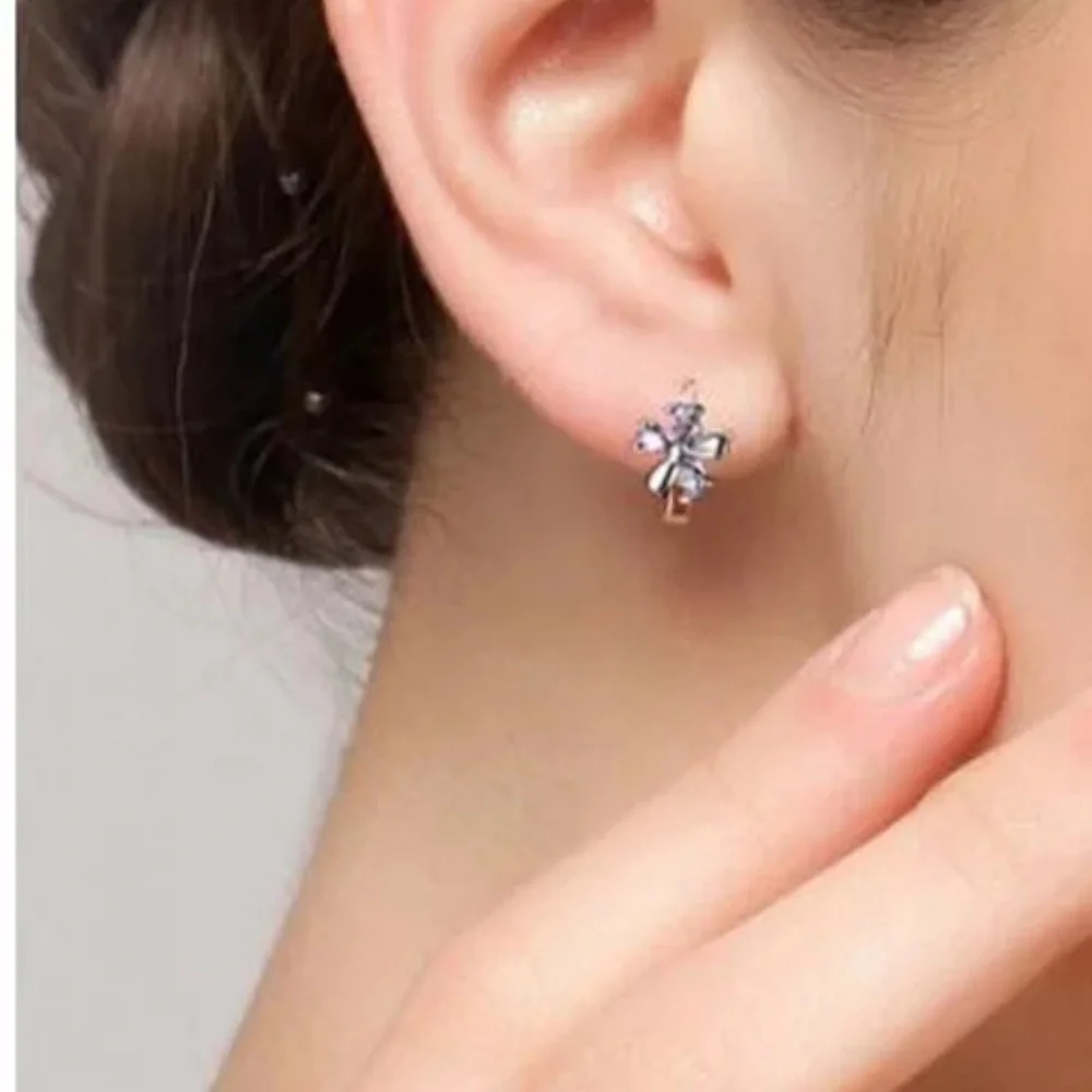 ๐ Silver Flower Huggie Hoop Earrings - Picture 5 of 5